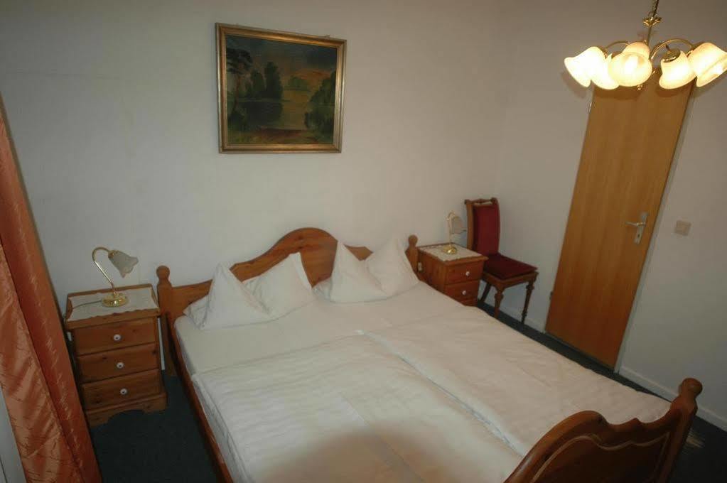 Hotel Adam ซาร์บรึคเคน ภายนอก รูปภาพ